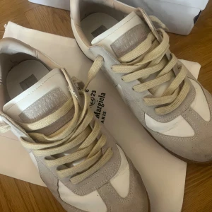 Maison margiela st 44 - Ett par fina maison margiela skor i storlek 44 men passar 43 bättre, skick är 8/10 behöver bland annat tvättas. Annars skickas de med lådan och dustbag. Skriv vid någon fundering