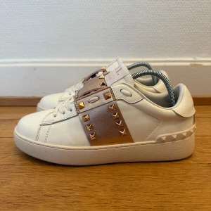 Valentino rockstud sneakers - Säljer nu dessa fina valentino rockstud skor | Storlek 38 | Kvitto ingår som intygar äktheten | Hör gärna av er vid frågor eller funderingar 