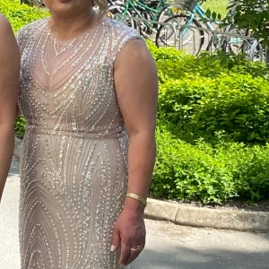 Fest klänning  - Beige krämig klänning   Storlek L 