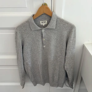 Grå Kashmirpiké Soft Goat Långärmad - Slutsåld överallt!                                                            Nypris: 3000 kr                                                              Skick: 9/10                                                                       100% Kashmir