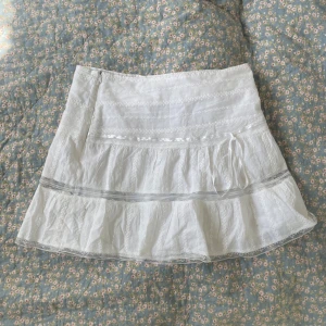 Vit topp - Söt vit topp. Går att använda som kjol också