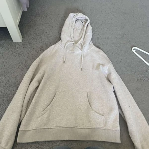 Hoddie - Säljer en basic beige hoddie från Lindex. Skulle säga att den är i strl xs/s. Säljer då den inte kommit till användning✨💕.