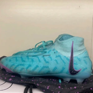 Nike - Nike Phantom Luna Elite Strl 43 är i bra skick fast har tagit av snören och den är lite smutsig men annars fungerar helt bra. Påse och box medföljer Nypris 2800kr