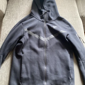 Nike tech jacka xs  - Svart Nike tech jacka i mycket bra skick. Endast använd ett fåtal gånger. 