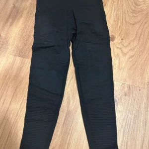 Svarta leggings med ribbade detaljer - Från SHEIN i storlek m aldrig använt 