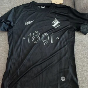 Svart AIK fotbollströja Nike Salétros - Säljer denna vackra Aik tröjan med saletros där back. Säljs eftersom den är små