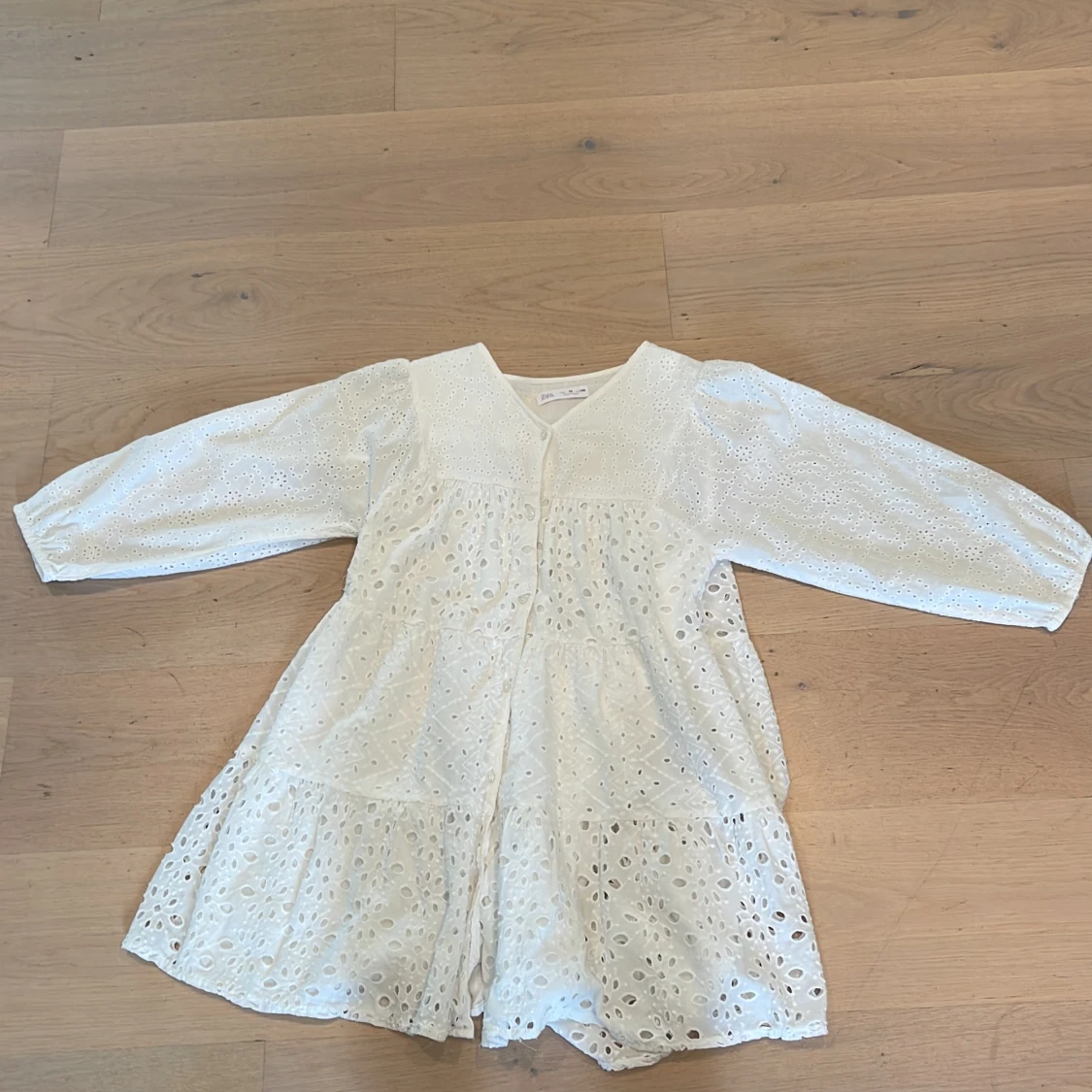 Vit broderad klänning från Zara