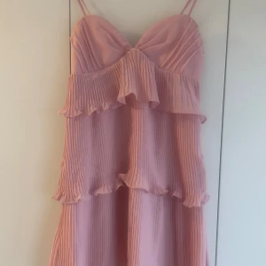 Ljusrosa volangklänning - Supersöt ljusrosa klänning med tunna axelband. Helt oanvänd💕
