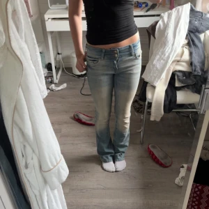 Jeans med snygg tvätt  - mina jeans från berskha som jag gillar men som är lite försmå tyvärr, har använt mycket men fortfarande i ett fint skick
