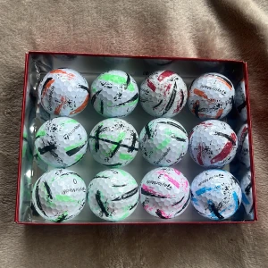 Taylormade bollar dussin speedsoft - Ett dussin Taylormade golfbollar i ett väldigt bra och fint skick. Bollarna kallas även splatter bollar de är speedsoft som är väldigt skönt att spela med ute på bannan 