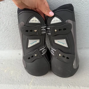 Svarta Veredus skydd stl L - Säljer ett par Veredus Olympus skydd i stl L