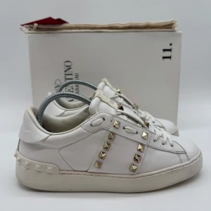 VALENTINO ROCKSTUD SNEAKERS - Valentino rockstud sneakers - Skick: 8,5/10 - Storlek 36 - Tillbehör: Dustbag - Nypris 7700kr - deluxecloset 
