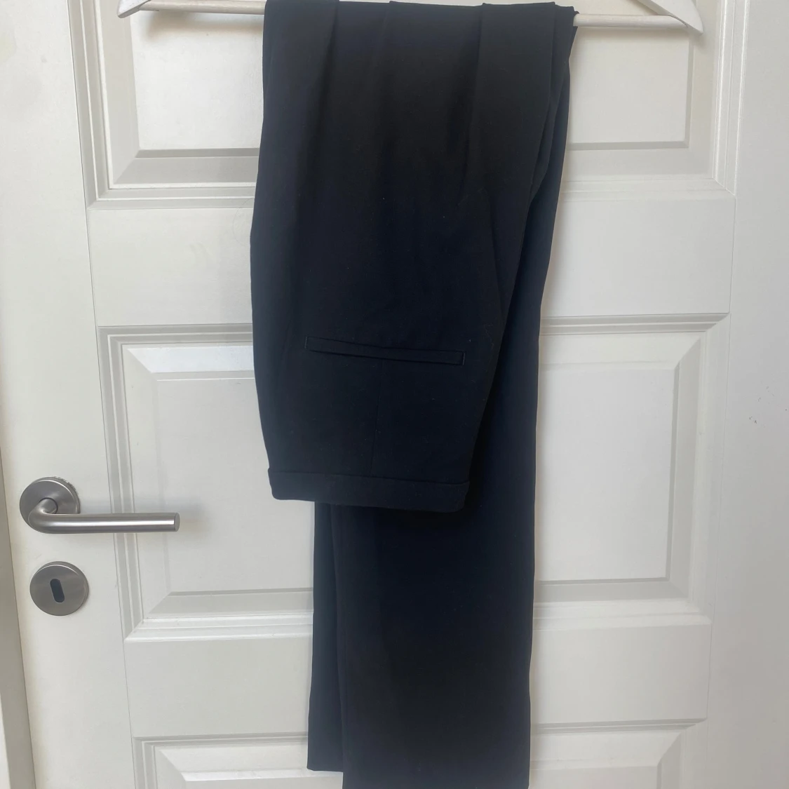 Svarta kostymbyxor i klassisk modell