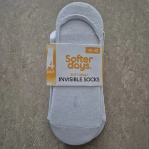 Strumpor - Säljer ett 4-pack vita invisible socks från Softer Days i storlek 40-42. Perfekta att ha i sneakers eller låga skor när du vill att strumporna inte ska synas. Mjuka och tunna för en bekväm känsla hela dagen. (Jag hade testat en strumpa och jag insåg jag köpte fel och därför vill jag sälja dom vidare, men en av dom har en fläck på medan andra är oanvända)