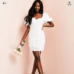 ASOS klänning  - Säljer denna klänning från ASOS i storleken 32 helt slutsåld på hemsidan sitter alla lappar kvar❤️Använd en gång