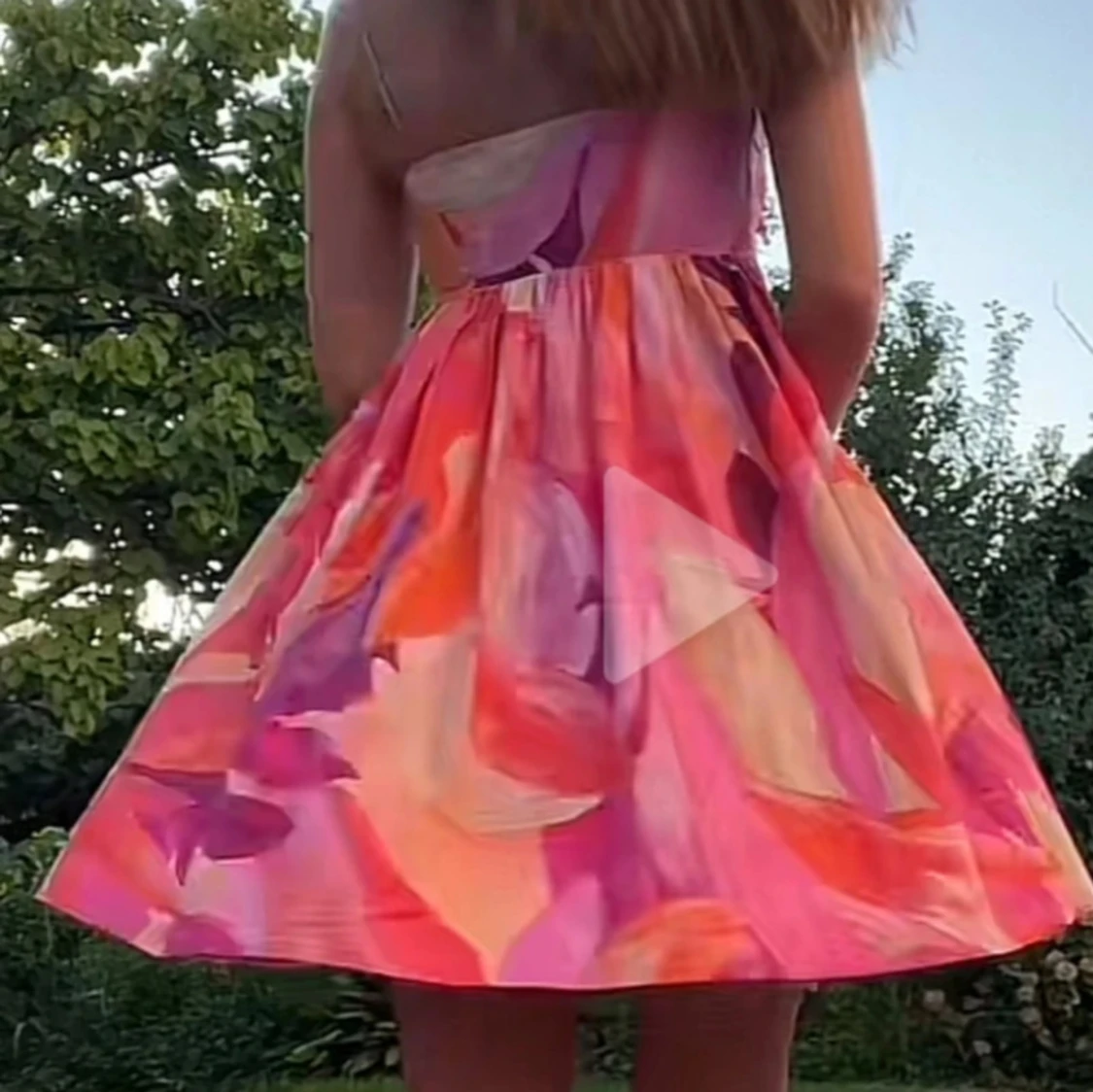 Färgglad kortklänning med abstrakt mönster - 2