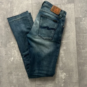 Nudie jeans  - Nudie jeans som står att de e storlek 29/34 men dem sitter som 29/32 då dem är uppsydda av en kille sen sprättade vilket även gör jeansen lite snyggare. Kolla min profil för fler feta kläder, kan ordna bra paketpriser! 😊