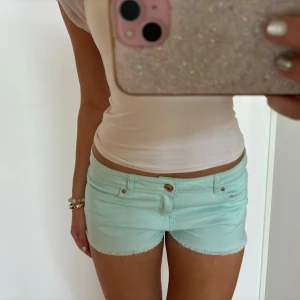 Turkosa shorts  - Såå snygga lågmidjade vintage turkosa jeansshorts , jag är 168 och det är mina bilder, köp via köp nu direkt eller Swish, kvar tills markerad som såld 💖midjemått på bilden 