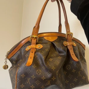 Louis Vuitton Väska Tivoli GM - Louis Vuitton Tivoli GM i fint vintage skick. Hör av er om ni vill ha fler bilder ❤️❤️