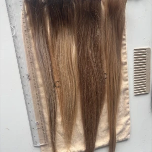 Ingen sminkprodukt på bilden - Äkta löshår i olika nyanser av brunt och blont, Blanda ihop för blond, bruna slingor 45-63 cm. Ca 120 g. Premium kvalite. Wefts kan skicka med clips. Sällan använt 