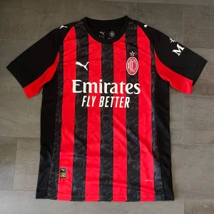 AC Milan fotbollströja  - Helt ny ac Milan fotbollströja, inte använd en ända gång. Kan mötas i Göteborg. hör av er vid frågor ☺️