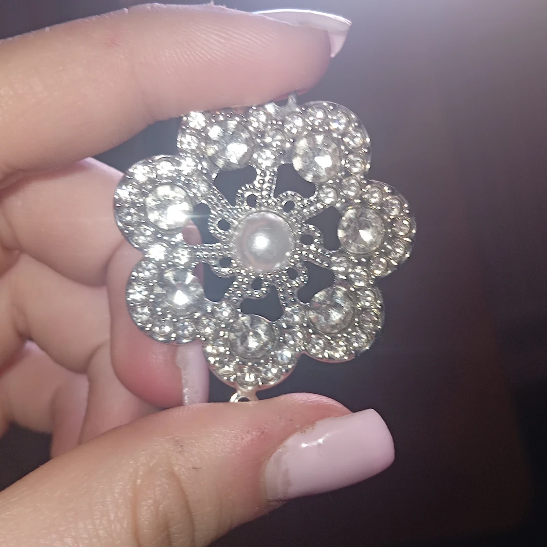 Silverfärgat blomformat hänge med pärla och strass - 3