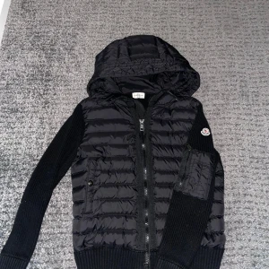 Moncler cardigan   - Säljer nu en moncler cardigan som inte längre passar mig. Denna cardigan har en NFC som funkar med att ta telefonen mot loggan och samma är med qr koden. Den här är autentisk och äkta. Jackan är i small men passar ungdomarna up till 13/14 år (beror på hur lång man är) !!PRISET ÄR INTE HUGGET I STEN GÅR ATT DISKUTERA VID SNABB AFFÄR