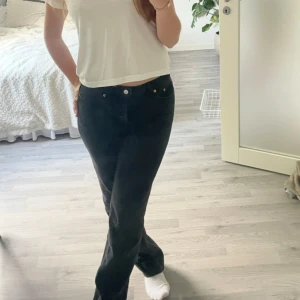 Svarta straight jeans - Säljer ett par svarta jeans med normal passform och raka ben. Från weekday