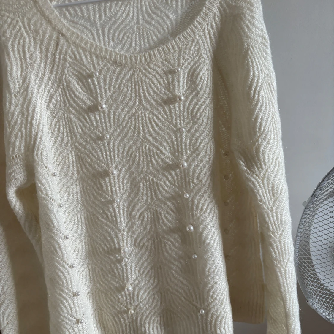 Vit stickad tröja med pärlor från LOFT - 1