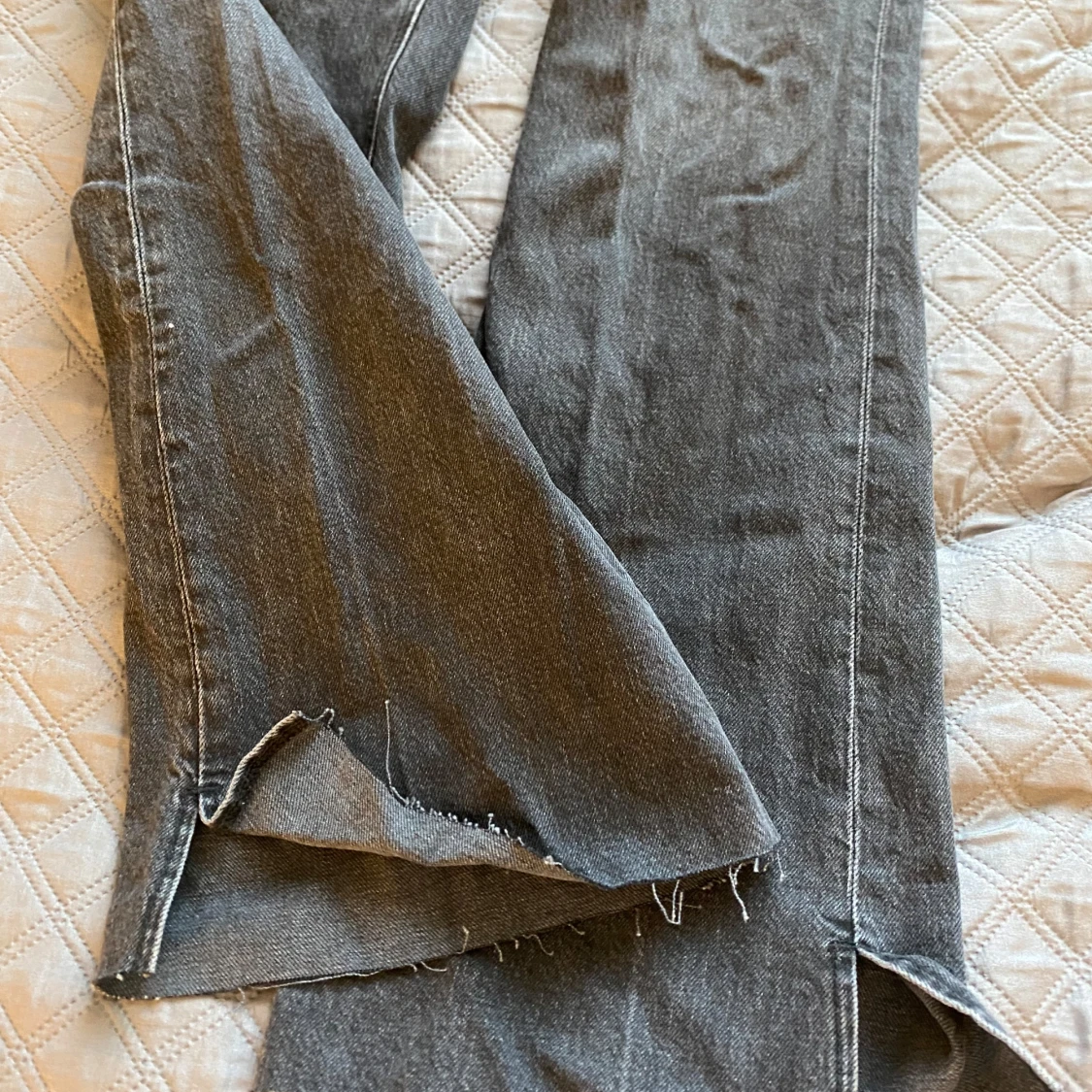 Svarta raka jeans med slits  - 2