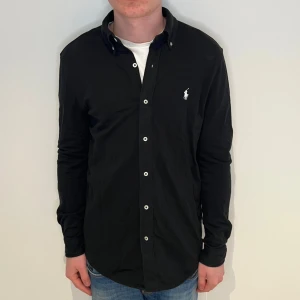 Ralph lauren skjorta - Ralph lauren skjorta | Skick: 9,5/10 | Size - L | Fraktar via postnord eller instabox på köparens bekostnad | Hör av dig vid minsta fråga eller fundering // RDL