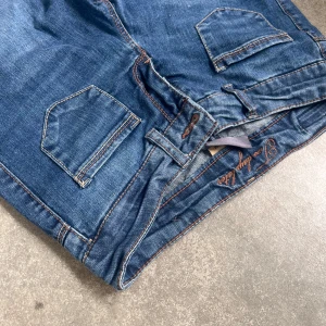 Blå bootcut jeans med fickor - Blå bootcut jeans med sjukt snygga fickor där fram!! Jättebra skick(använda typ en gång). Skriv för frågor eller fler bilder💕💕