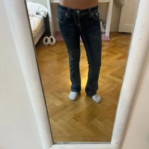 Miss me jeans - Säljer ett par mörkblå jeans från Miss Me i bootcut-modell. Låg midja! använd fåtal gånger köpta för 1699 men säljer för endast 850kr. storlek 26 pris går att diskutera!