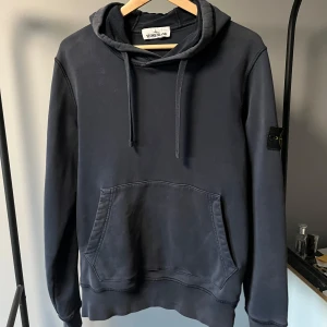 Stone Island Hoodie  - Blå Stone Island Hoodie, använd men är i väldigt bra skick. QR kod finns som äkthetsbevis! Skriv om ni har några frågor! 😀