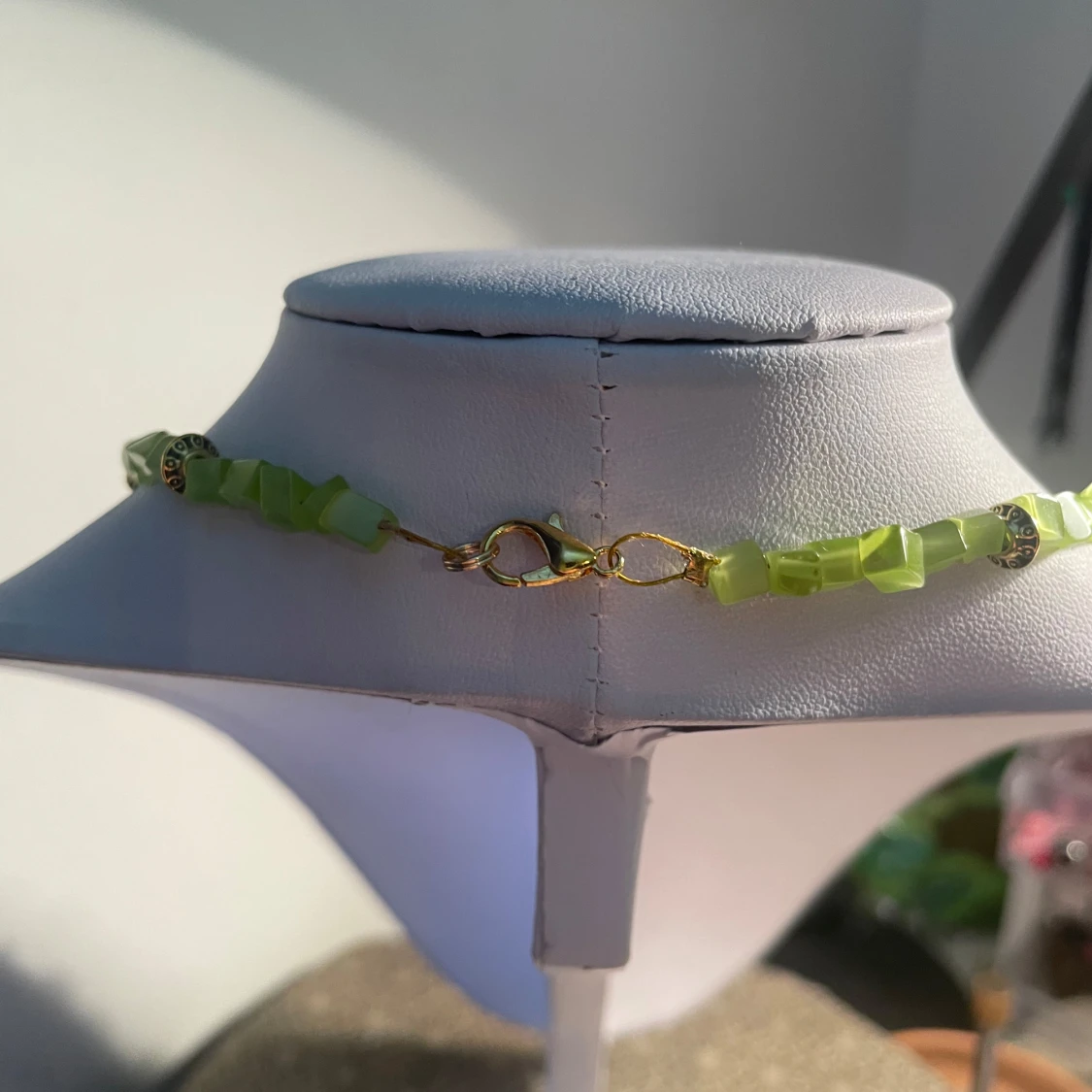 Grönt halsband med stenar och wire-wrapad hänge - 2