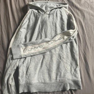 Grå GANT houdie  - Stil ren grå houdi i perfekt skick Använd få gånger  