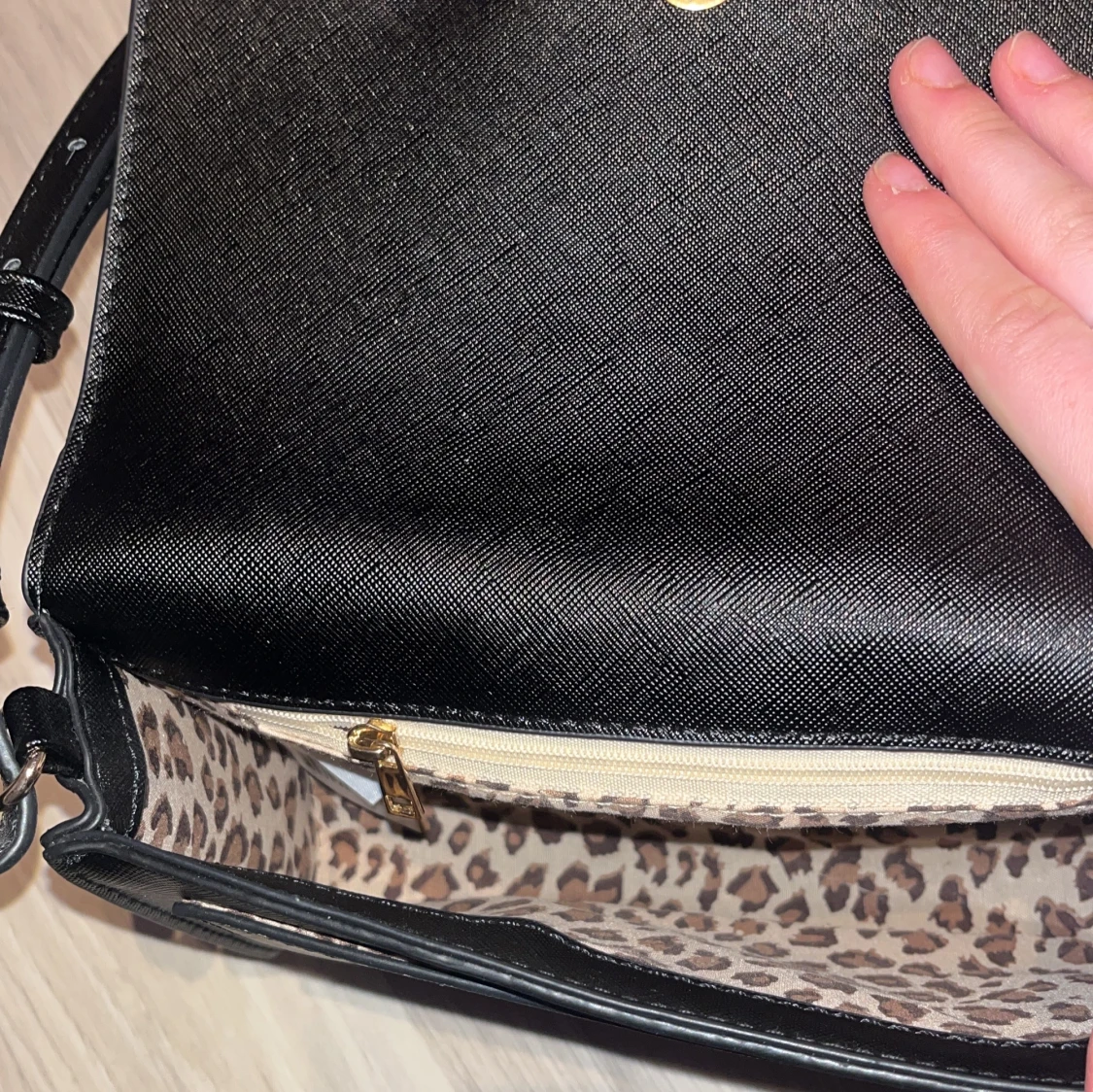 Svart axelväska med leopardmönstrat foder - 1