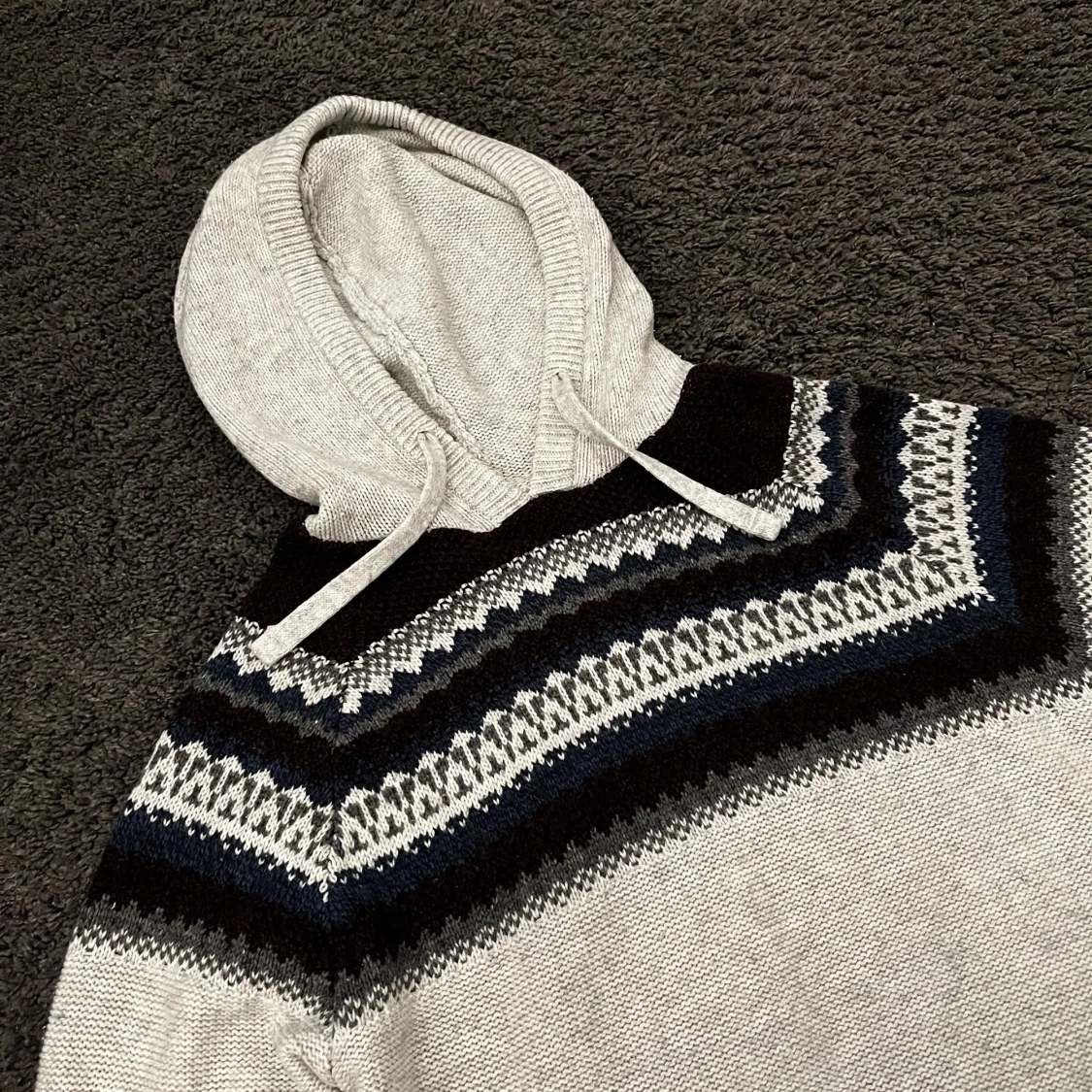 Stickad hoodie med mönster  - 1