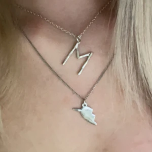 Bff halsband 1 del - Säljer ett stilrent halsband i silverfärg med en hjärtberlock. Perfekt för dig som gillar enkla och fina smycken med en personlig touch. Passar till många olika stilar och tillfällen. Halsbandet på andra bilden. Rostfri!