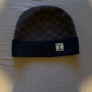 Mössa svart - Säljer denna mössa till ett bra pris den är knappt använd nästan i nyskick 