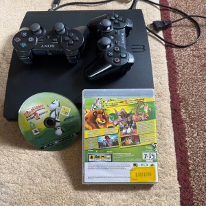 Ps3 - Säljer ps3 med laddare,HDM, 2 konsoler som är lite trasiga med ett spel också som fungerar mycket bra och har inga sprickor. 