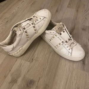 Valentino - ✨ Valentino Rockstud - Som Nya! Strl 39.5 (Passar 39) ✨  Säljer ett par fantastiska Valentino Rockstud skor i storlek 39.5, men de passar bäst för dig som har storlek 39. Skorna är i jättefint skick! 😍  *   ✅ Äkta vara: Garanterat äkta! *   📏 Storlek: EU 39.5 (passar 39) *   💎 Skick: Jättefint skick! *   💰 Pris: Säljes billigt pga avsaknad av tillbehör och en tappad spik (lätt fixat!). *   🛠️ Defekt: En spik saknas (enkelt att byta själv!)  📦 Skickas snabbt! 💨 Frågor? Tveka inte att höra av dig! 