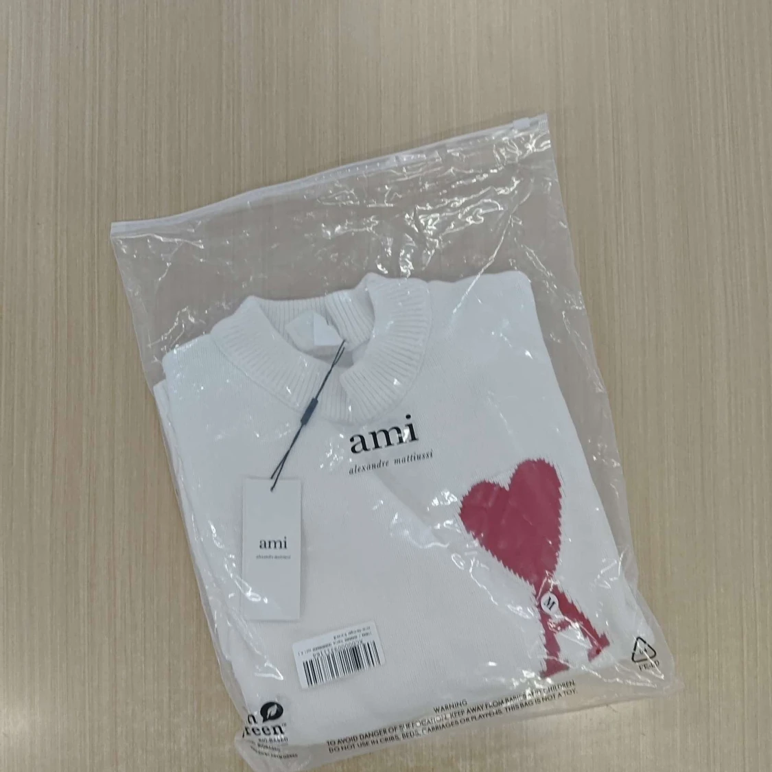 Vit stickad tröja med rött hjärta från Ami - 1