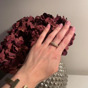 Glittrig guldpläterad ring - Så fin guldpläterad ring i äkta silver 925 med rhodinerade stenar, storlek 18💫