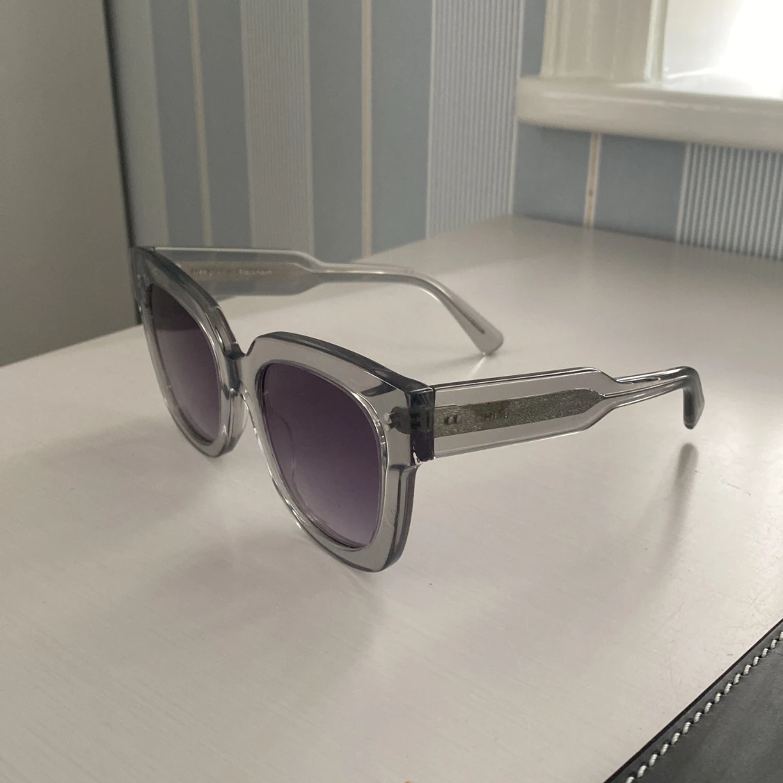 Grå transparenta solglasögon från Chimi - 1