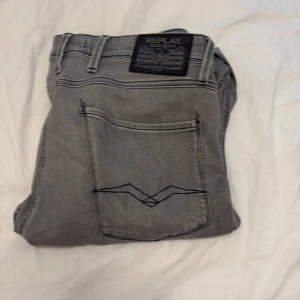 Replay anbass jeans - Sjukt snygga grå replay  jeans i modellen anbass. Populär modell så säljer som smör så var snabb. Jeansen är i storlek 32/30 å passar mig grymt som är 176, 70kg. Jeansen är i mycket bra skick. Säljer billigast på plick, de andra grå anbass e inte samma modell förutom en som ligger ute för 799kr