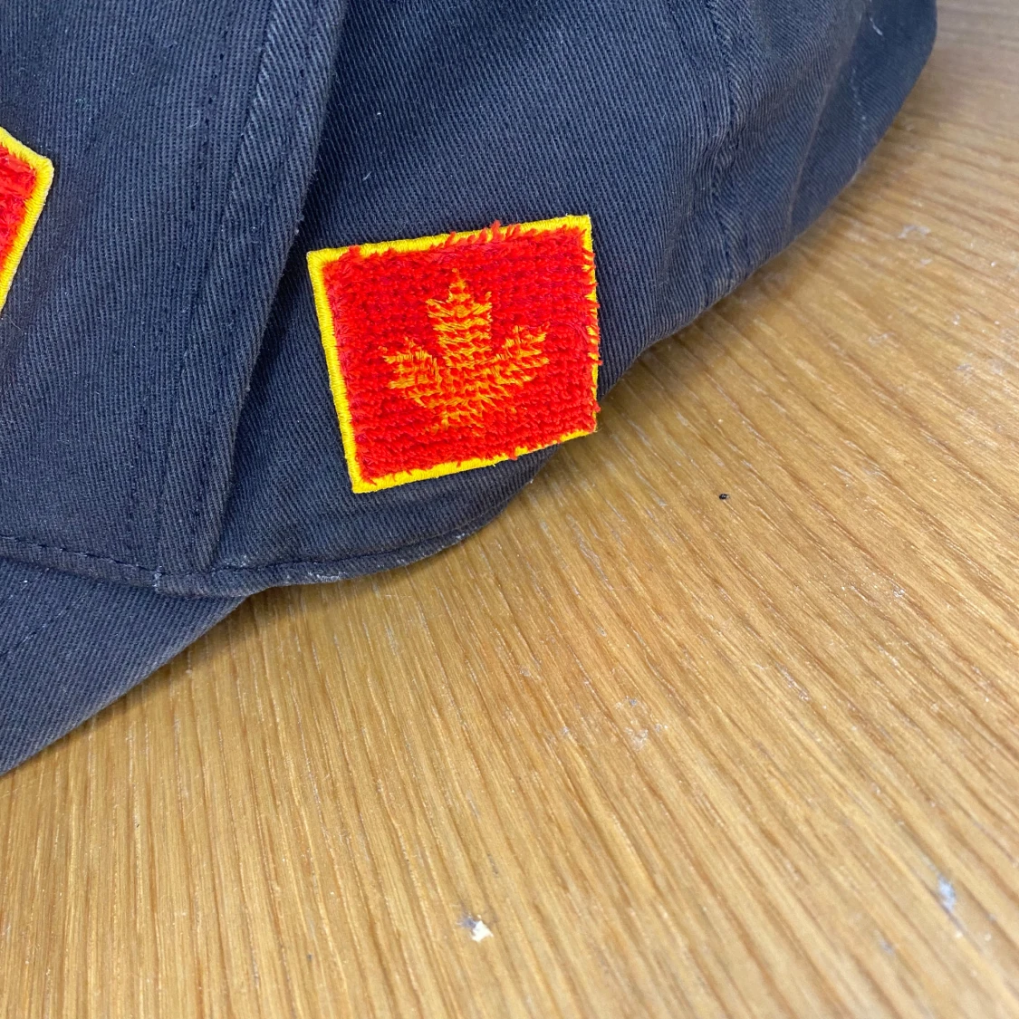 Svart keps från Dsquared2 med röd brodyr - 1