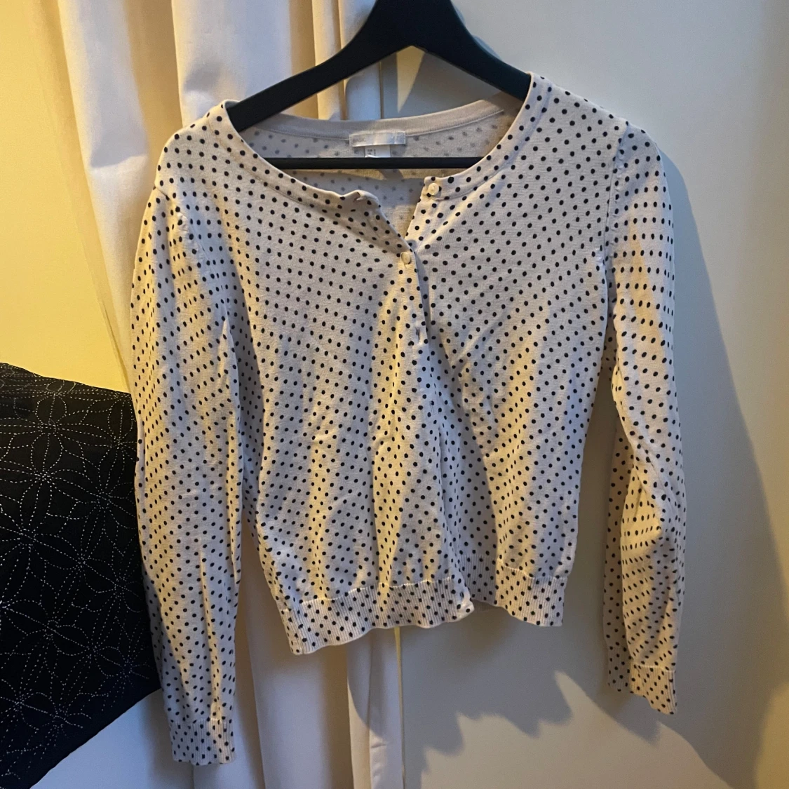 Vit kofta med svarta prickar 