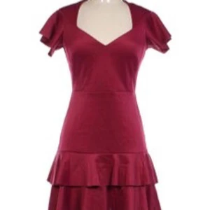 Vinröd volangklänning med v-ringning från Asos - Vinröd klänning med v-ringad hals och volangdetaljer nertill. 