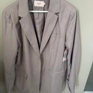 Kavaj Nelly  - Oanvänd kavaj i oversized modell storlek 38